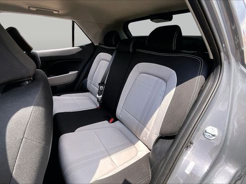 Used 2023 Hyundai Venue SEL FWD image 20
