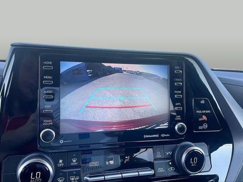 Used 2022 Toyota Highlander LE FWD image 24
