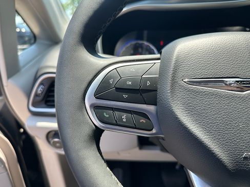 Used 2023 Chrysler Pacifica Touring-L FWD image 23