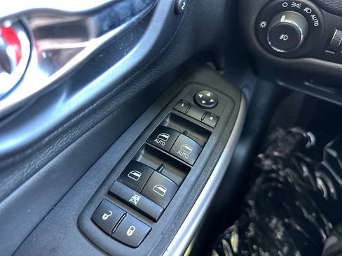 Used 2019 Jeep Cherokee Limited FWD image 16