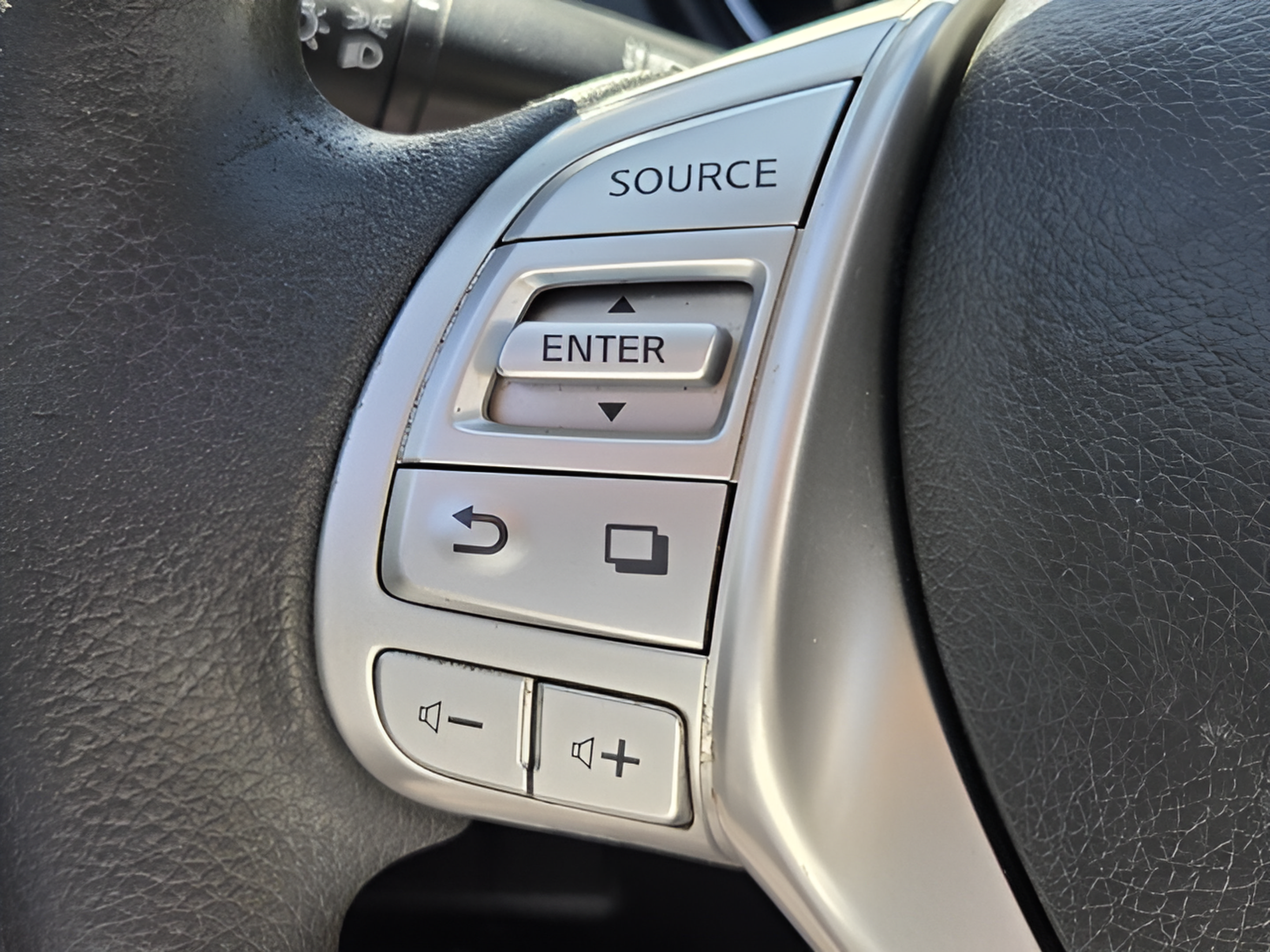 Used 2014 Nissan Rogue S FWD image 21