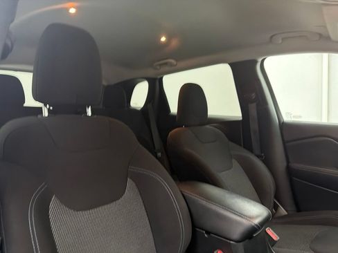 Used 2020 Jeep Cherokee Latitude FWD image 29