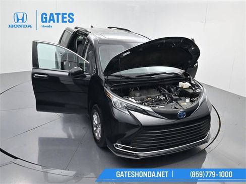 Used 2024 Toyota Sienna XLE image 58