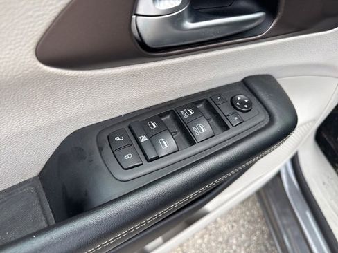 Used 2021 Chrysler Voyager Lxi image 9