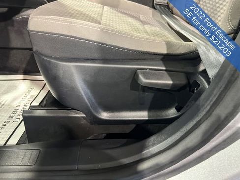 Used 2022 Ford Escape SE image 17