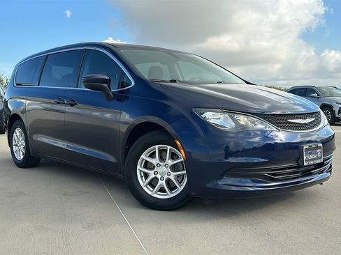 Used 2017 Chrysler Pacifica LX image 5