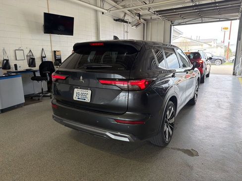 Used 2025 Mitsubishi Outlander SE image 3