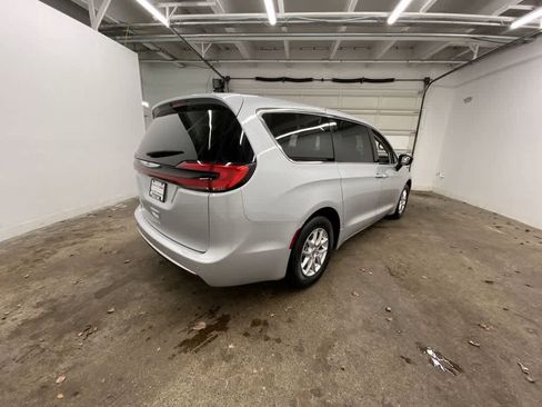 Used 2024 Chrysler Pacifica Touring-L image 6