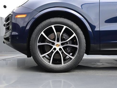 Certified 2024 Porsche Cayenne AWD/4WD image 6