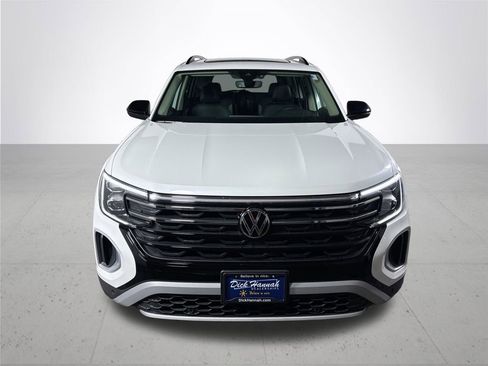 New 2026 Volkswagen Atlas Peak Edition image 3