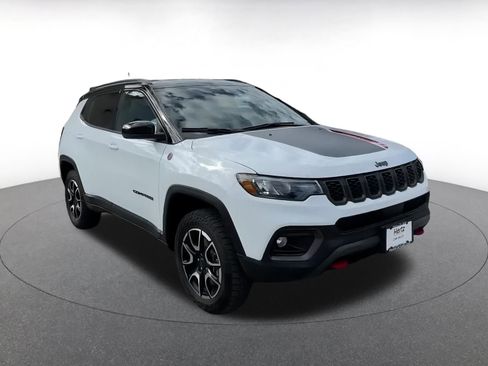 Used 2025 Jeep Compass Trailhawk image 3