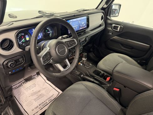 Used 2025 Jeep Wrangler Unlimited Sahara w/ Safety Group AWD/4WD image 4