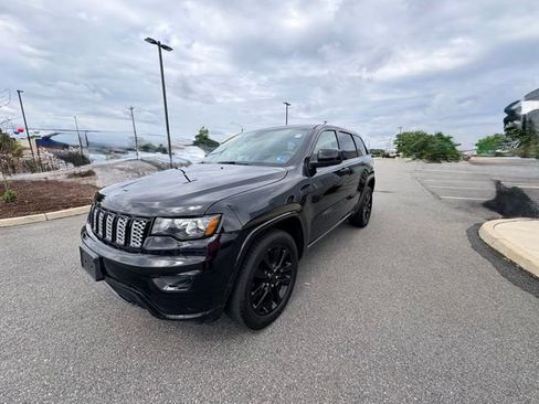 Used 2018 Jeep Grand Cherokee Altitude AWD/4WD image 2