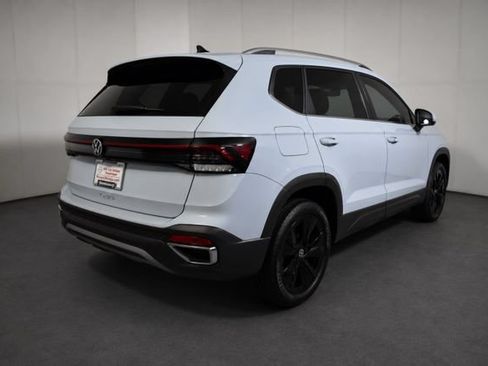 Used 2025 Volkswagen Taos SE w/ Black Wheel Package FWD image 4