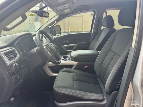 Used 2018 Nissan Titan SV w/ SV Convenience Package image 19