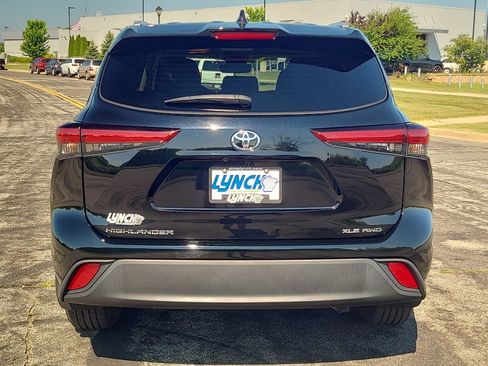 Used 2022 Toyota Highlander XLE AWD/4WD image 3