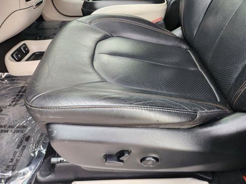 Used 2020 Chrysler Pacifica Touring-L image 25