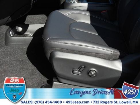 New 2026 Chrysler Pacifica Select image 16