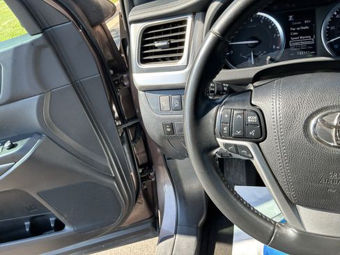 Used 2019 Toyota Highlander XLE FWD image 2