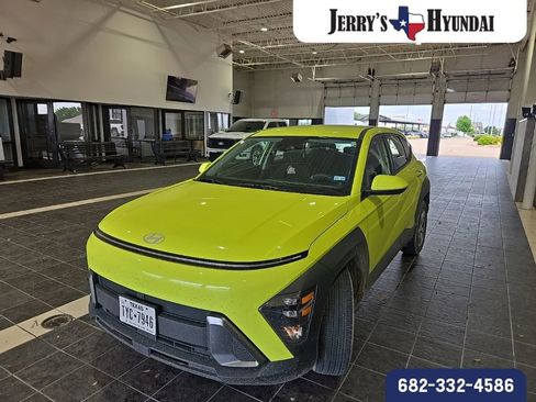 Certified 2025 Hyundai Kona SE FWD image 1