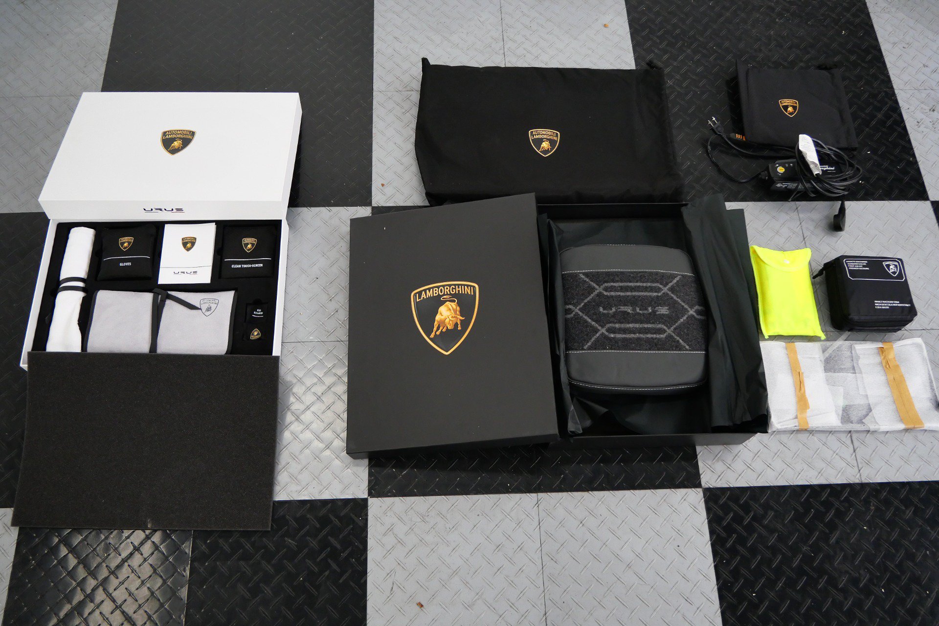 Used 2022 Lamborghini Urus AWD/4WD image 33