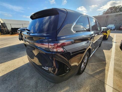 Used 2023 Toyota Sienna LE FWD image 4