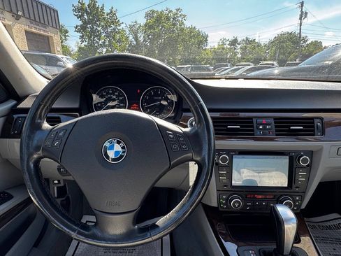 Used 2011 BMW 328i xDrive Sedan w/ Premium Pkg AWD/4WD image 16
