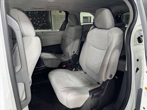 Certified 2022 Toyota Sienna LE FWD image 17