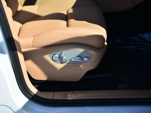 Certified 2026 Porsche Macan AWD/4WD image 23