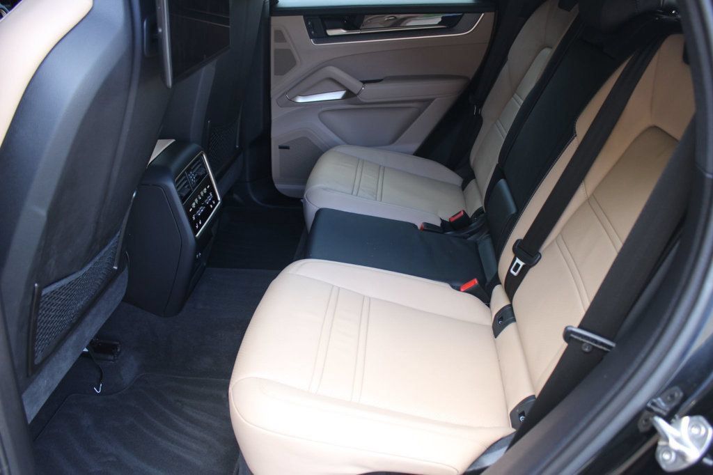 Used 2025 Porsche Cayenne Coupe AWD/4WD image 29
