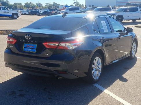 Used 2020 Toyota Camry LE image 3