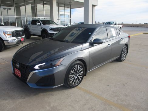 Used 2024 Nissan Altima 2.5 SV w/ SV Premium Package image 2