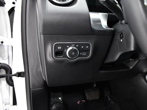 Used 2026 Mercedes-Benz GLB 250 4MATIC image 11