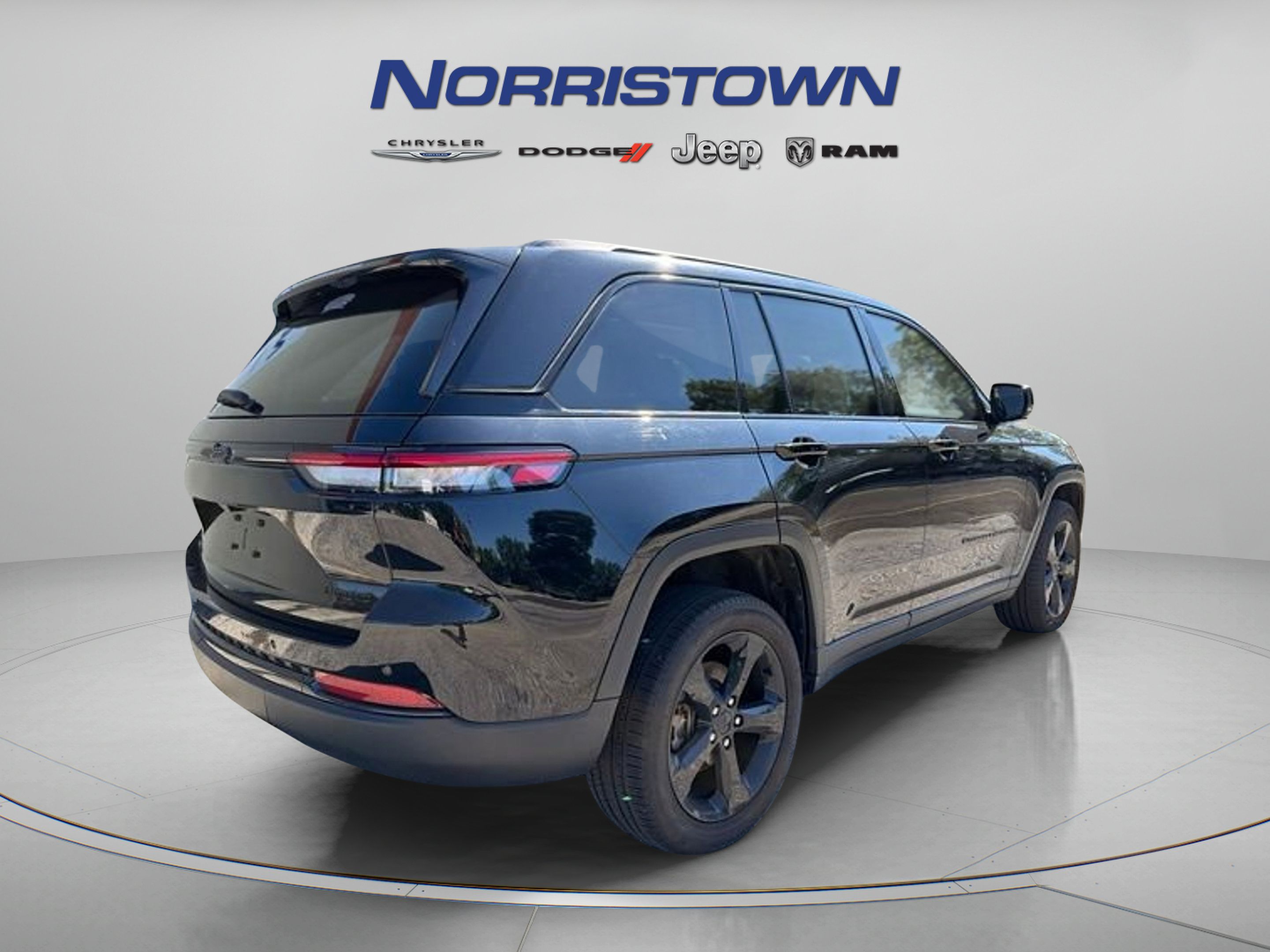 Certified 2023 Jeep Grand Cherokee Limited w/ Black Appearance Package AWD/4WD image 6