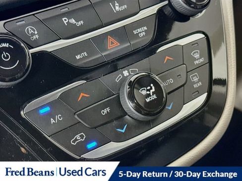 Used 2023 Chrysler Pacifica Touring-L FWD image 21