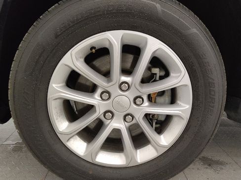 Used 2022 Jeep Grand Cherokee Laredo E image 31