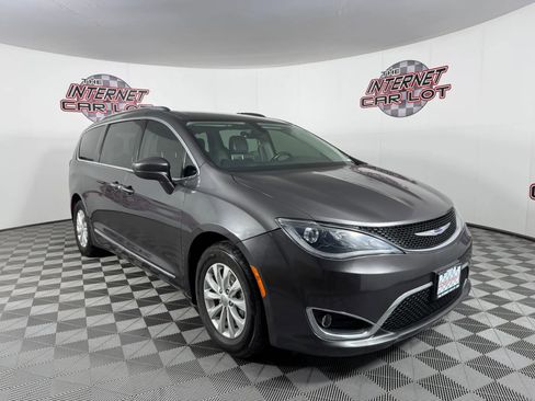 Used 2019 Chrysler Pacifica Touring-L FWD image 8