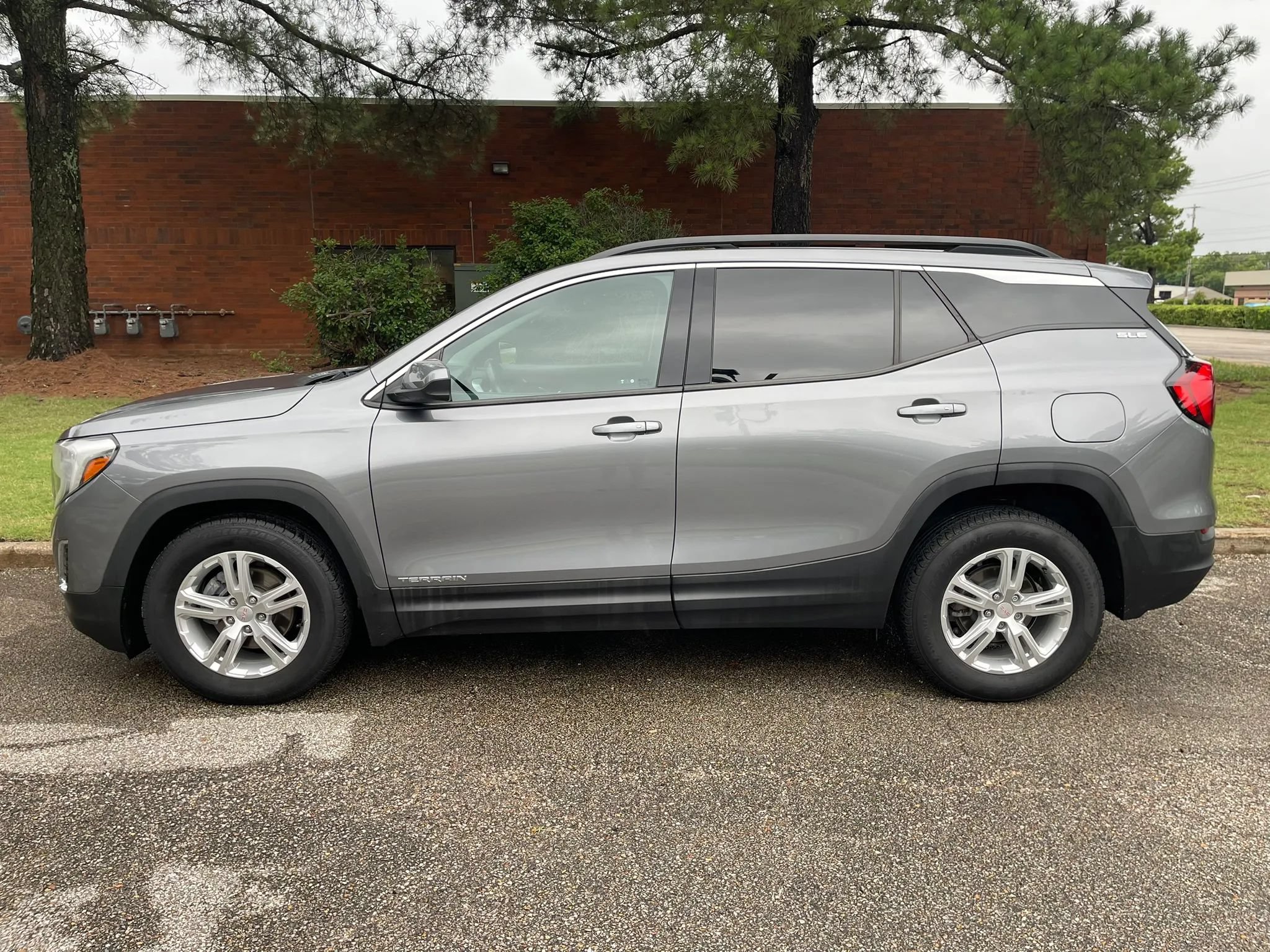 Used 2020 GMC Terrain SLE w/ Driver Convenience Package FWD image 2