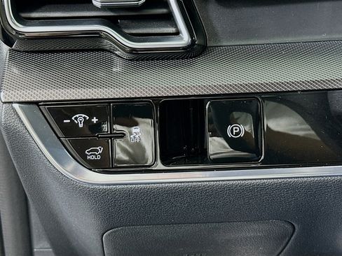 Used 2025 Kia Sportage SX image 16