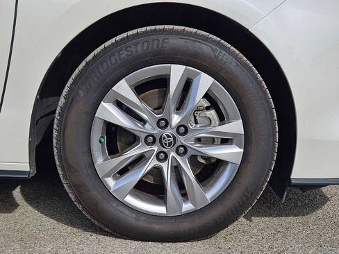 Used 2021 Toyota Sienna Limited image 15