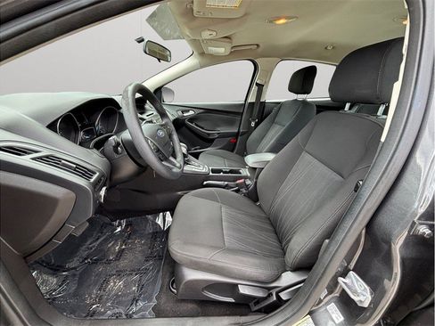 Used 2017 Ford Focus SE FWD image 2