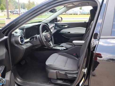 Used 2025 Chevrolet Trax LT w/ LT Convenience Package FWD image 25