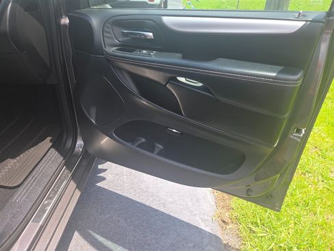 Used 2015 Dodge Grand Caravan SXT w/ Blacktop Package FWD image 15