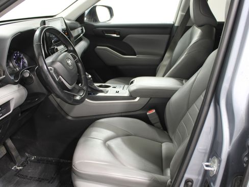 Used 2022 Toyota Highlander XLE image 3