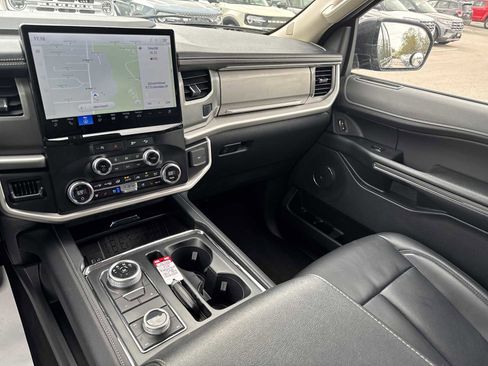 Used 2024 Ford Expedition XLT image 24