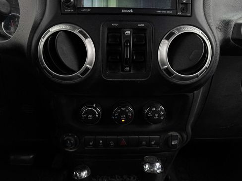 Used 2015 Jeep Wrangler Unlimited Rubicon AWD/4WD image 13