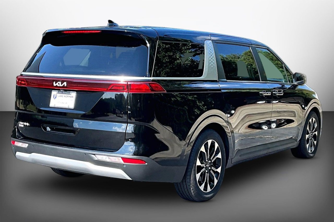 Used 2024 Kia Carnival EX FWD image 8