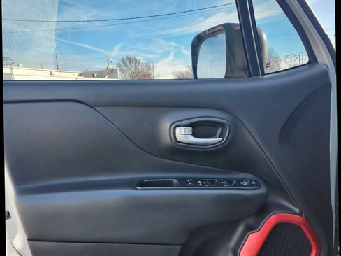 Used 2018 Jeep Renegade Trailhawk w/ Cold Weather Group II image 17