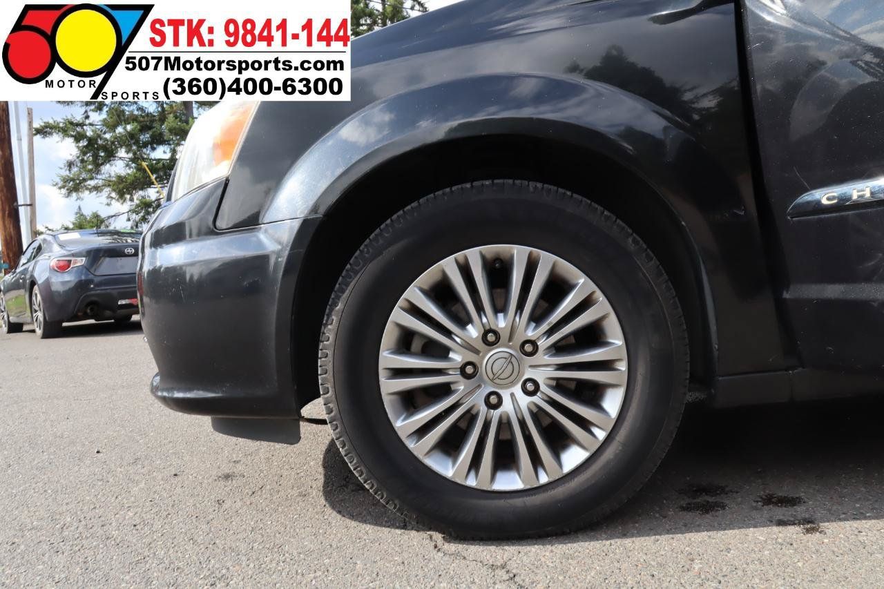 Used 2014 Chrysler Town & Country Touring-L FWD image 22