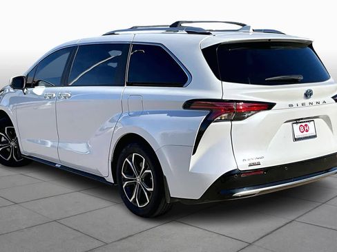 Used 2025 Toyota Sienna Platinum image 11